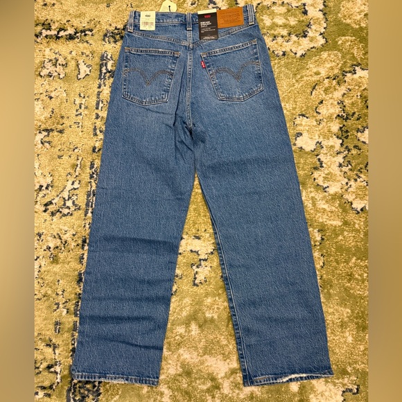 Levi’s rib cage straight ankle - medium wash NWT - Picture 3 of 4